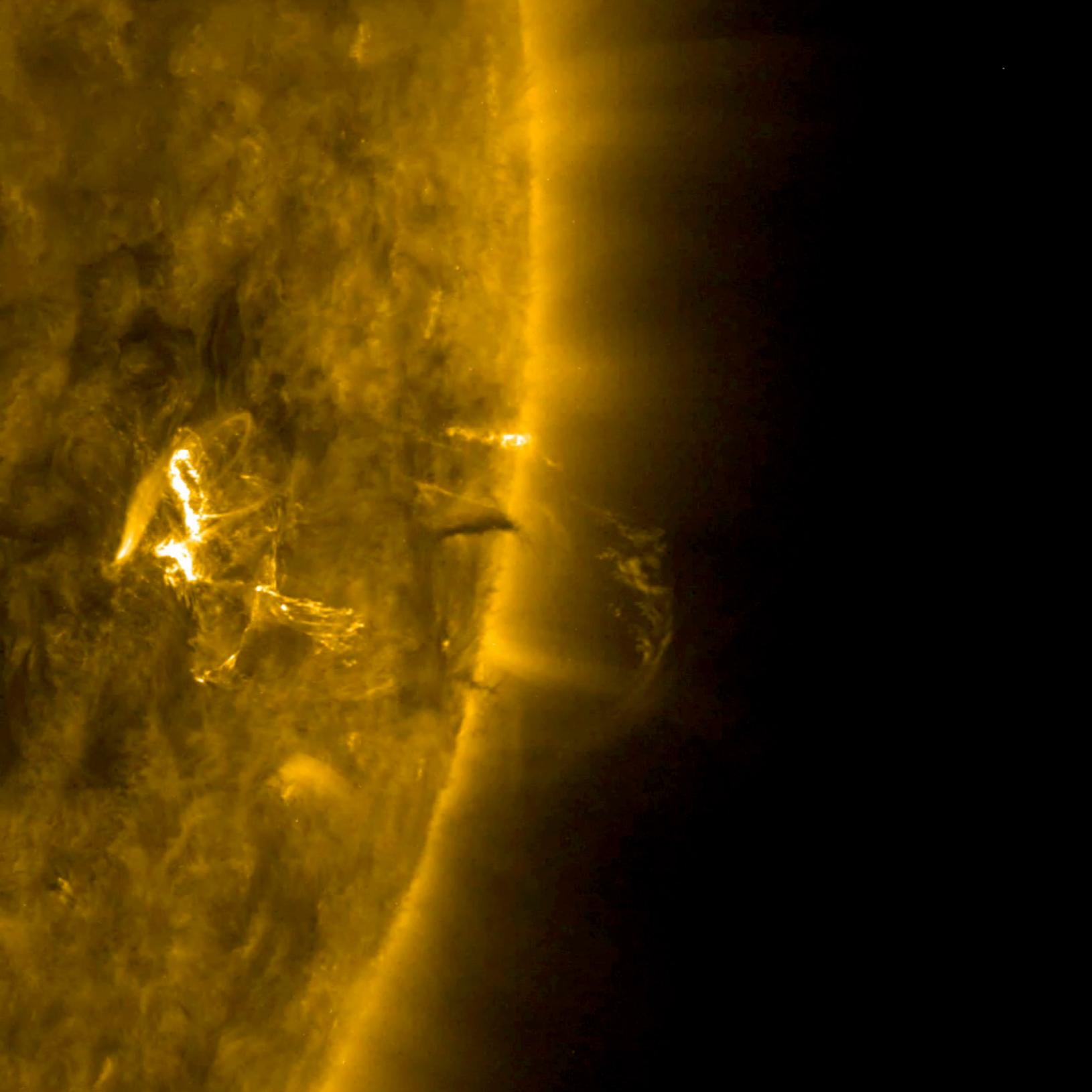 2018년 1월 22일 태양 플레어와 코로나 질량 방출이 함께 나타난 NASA SDO 관측 이미지